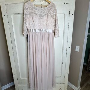 Elegant Lace Maxi Dress in Light Pink